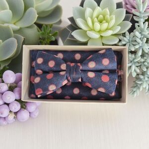 STACY ADAMS NAVY BURGUNDY POLKA DOT FASHION BOXED BOW TIE & POCKET SQUARE SET.